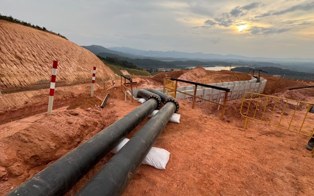 Linhas de tubulação montadas na obra da Fidens